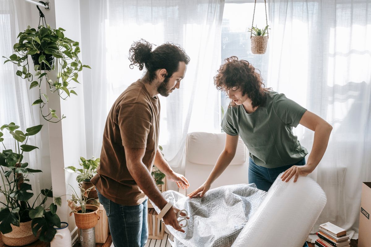 Equipo retirando muebles de un piso