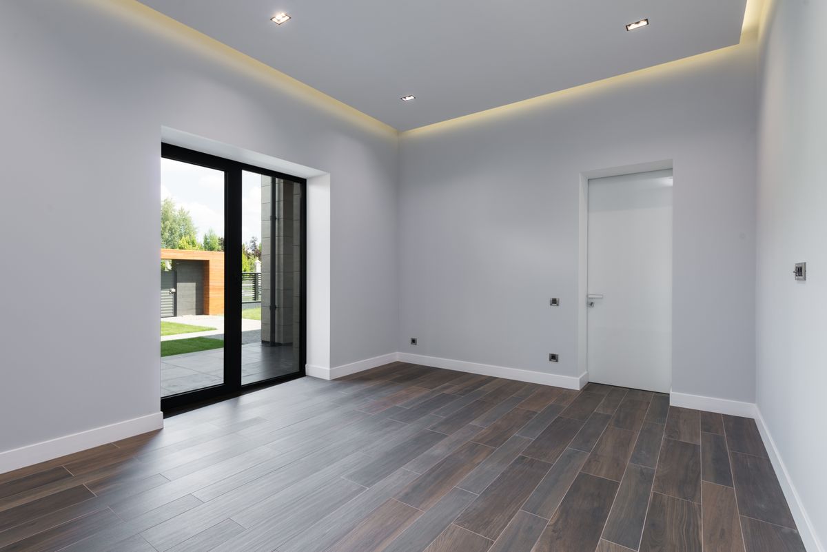 Salón vacío y limpio