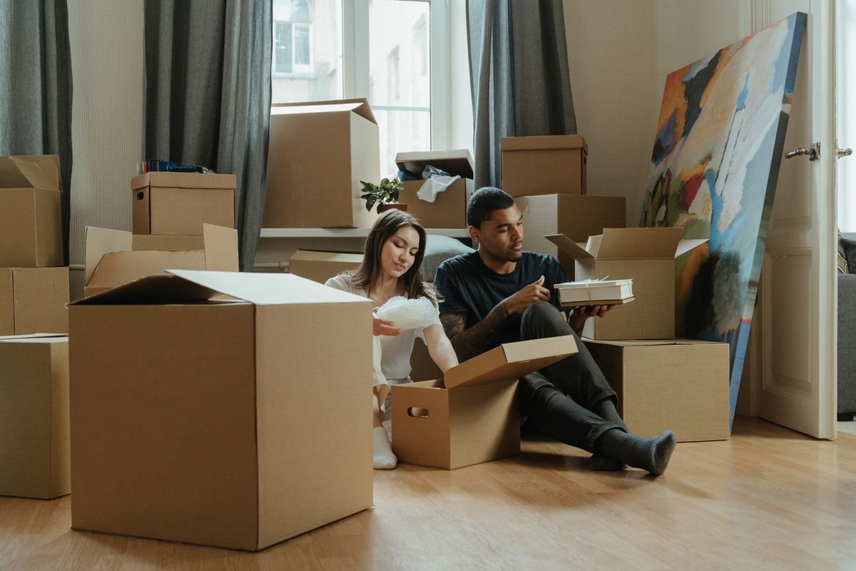 Cajas de mudanza en un piso